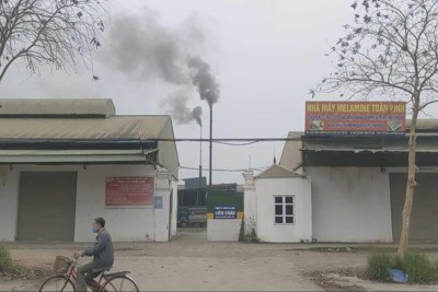 Rùng mình cảnh khói thải đen xì tại cụm công nghiệp thị trấn Phúc Thọ
