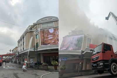 Cháy giả tại Tràng Tiền Plaza, cảnh sát cứu hộ hàng trăm người mắc kẹt  