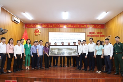 Quận Hoàn Kiếm thăm, tặng quà gia đình chính sách, người có công tại Điện Biên