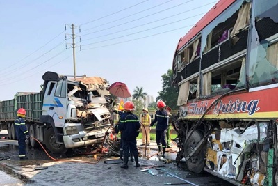 Hà Tĩnh: Xe khách va chạm xe đầu kéo, một tài xế tử vong