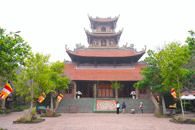 Độc đáo ngôi chùa gốm sứ ở Bát Tràng