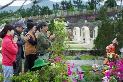 Văn khấn tết Thanh minh năm 2024 tại mộ theo truyền thống Việt Nam