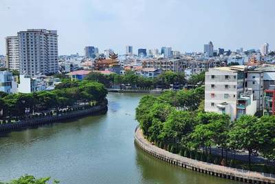 Thành phố Hồ Chí Minh tiết trời “đỏng đảnh”, các tuyến đường hoa nở rực rỡ