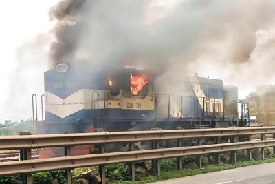 Nam Định: Tàu hỏa bốc cháy dữ dội khi đang di chuyển