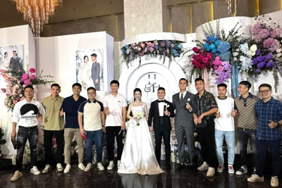 Dàn cầu thủ của tuyển Việt Nam đến dự tiệc cưới Quang Hải