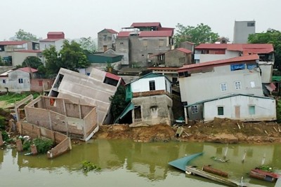 Đang xác định nguyên nhân nhiều nhà dân ở Bắc Ninh bị sạt xuống sông Cầu