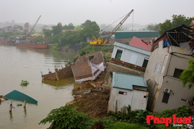 Người dân nghẹn ngào kể lại khoảnh khắc nhà bị "nuốt chửng"