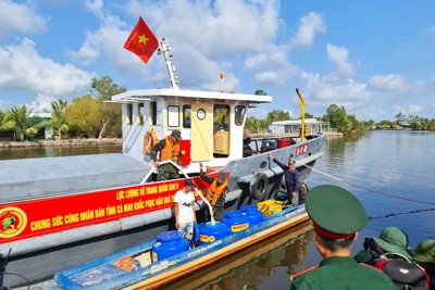 Bộ đội dùng tàu chuyên dụng chở nước ngọt cung cấp cho người dân