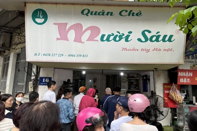 Xếp hàng dài chờ mua bánh trôi, bánh chay tại quán chè cổ truyền Hà Nội