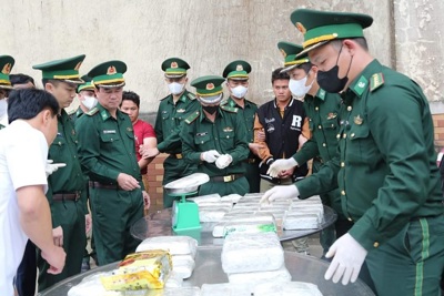 Bắt hai đối tượng người Lào, thu giữ 44 bánh heroin và 10kg ma tuý đá