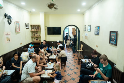 Trải nghiệm quán cà phê lâu đời tại phố cổ Hà Nội