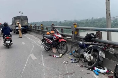 Tai nạn giao thông mới nhất 17/4/2024: xe tải mất lái trên cầu Thanh Trì