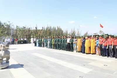 Đoàn công tác Hà Nội dâng hương tưởng niệm anh hùng, liệt sỹ tại Cam Ranh
