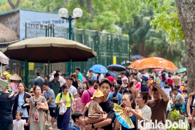 Nghỉ lễ Giỗ Tổ Hùng Vương: Người dân Thủ đô đổ xô đến công viên vui chơi