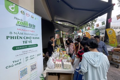 Người tiêu dùng hào hứng lựa chọn sản phẩm sạch tại Phiên chợ Xanh tử tế
