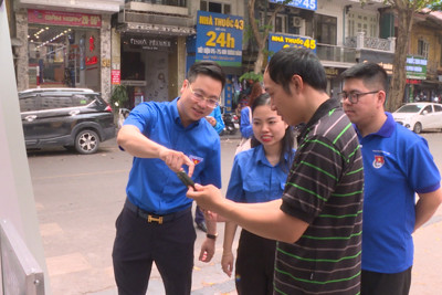 Thành đoàn Hà Nội góp sức triển khai thu phí đỗ xe không dùng tiền mặt
