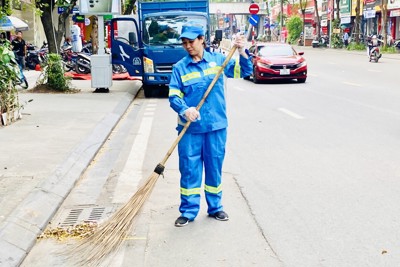 Người chị cả truyền cảm hứng yêu nghề của Tổ môi trường số 8