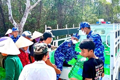 Cảnh sát biển hỗ trợ người dân vùng hạn mặn Cà Mau
