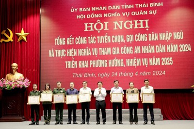 Thái Bình: khen thưởng công tác tuyển chọn, gọi công dân nhập ngũ năm 2024