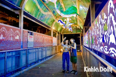 Vẻ đẹp lung linh của “hầm thủy cung” trên cầu đi bộ phố Trần Nhật Duật