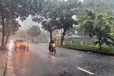 Hà Nội: cảnh báo dông, lốc, mưa lớn cục bộ tại nhiều khu vực chiều 24/4