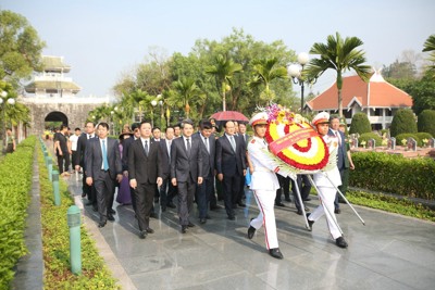 Lãnh đạo Thành phố Hà Nội tưởng niệm các anh hùng liệt sĩ tại Điện Biên