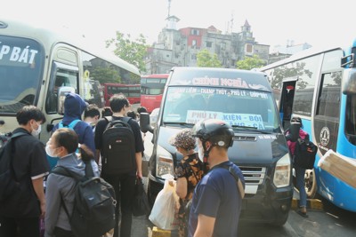 Hà Nội: Người dân ùn ùn đến bến xe về quê nghỉ lễ sớm