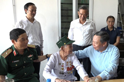 Lãnh đạo TP Hà Nội thăm, tặng quà thân nhân liệt sĩ, chiến sĩ Điện Biên