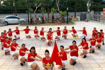 Phụ nữ Thủ đô sôi nổi tập luyện vũ điệu mừng Chiến thắng Điện Biên Phủ