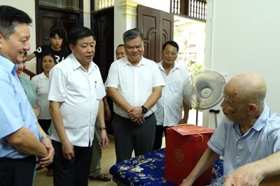 Lãnh đạo thành phố thăm, tặng quà chiến sĩ Điện Biên Phủ tại huyện Thanh Oai