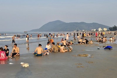 Hà Tĩnh: nắng nóng gay gắt, hàng vạn người xuống biển giải nhiệt