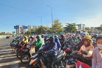 Cửa ngõ Thành phố Hồ Chí Minh ùn tắc ngày đầu nghỉ lễ
