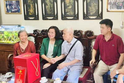 Bí thư Quận ủy Thanh Xuân Bùi Huyền Mai thăm, tặng quà chiến sĩ Điện Biên 