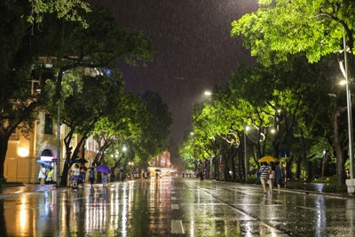 Cảnh báo dông, lốc, mưa lớn cục bộ tại Hà Nội