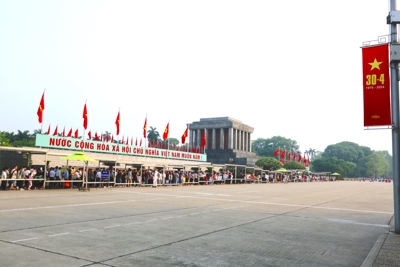 Dòng người xếp hàng từ sáng sớm vào Lăng viếng Chủ tịch Hồ Chí Minh
