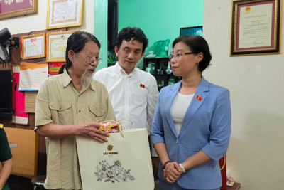 Đoàn đại biểu Quốc hội TP Hà Nội thăm, tặng quà các chiến sĩ Điện Biên