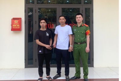 Lạng Sơn: thiếu tá Công an trả lại tiền và giấy tờ cho người đánh rơi