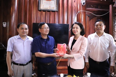 Lãnh đạo TP Hà Nội thăm, tặng quà gia đình chính sách tại huyện Thường Tín