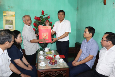 Lãnh đạo Thành phố Hà Nội thăm, tặng quà gia đình chiến sĩ Điện Biên