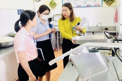 Huyện Thanh Trì tăng cường kiểm soát an toàn thực phẩm trong trường học