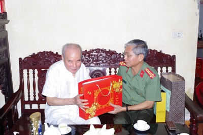 Hà Nam: thăm và tặng quà người có công tham gia chiến dịch Điện Biên Phủ