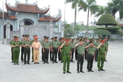 Dâng hương, hoa kỷ niệm 70 năm Chiến thắng Điện Biên Phủ
