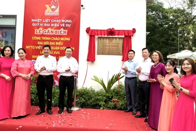Gắn biển công trình chào mừng Đại hội MTTQ Việt Nam quận Đống Đa
