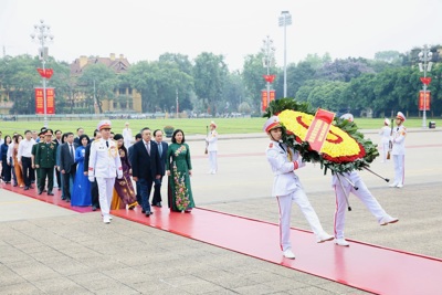 Lãnh đạo TP Hà Nội vào Lăng viếng Bác, tưởng niệm các Anh hùng liệt sĩ