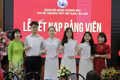 Quận Hoàng Mai: Kết nạp 4 học sinh lớp 12 vào Đảng