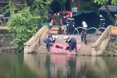 Kinh hãi phát hiện thi thể cô gái trẻ đeo ba lô có gạch dưới hồ
