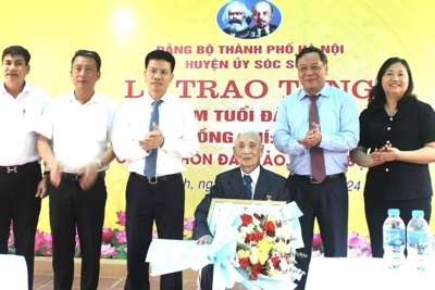 Lãnh đạo Thành phố trao Huy hiệu Đảng tại huyện Sóc Sơn