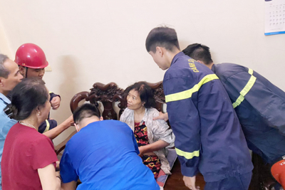 Thái Bình: giải cứu một phụ nữ mắc kẹt  giữa hai ngôi nhà