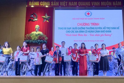 Hỗ trợ sinh kế, tặng xe đạp cho học sinh, người có hoàn cảnh khó khăn