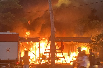 Hải Phòng: quán ăn bốc cháy dữ dội sau tiếng nổ lớn